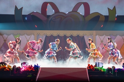 1曲目に「DEADHEAT」を披露する超ときめき♡宣伝部。