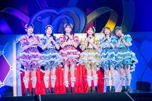 「遠くであがる花火 二人ならんで見てた」を披露する超ときめき♡宣伝部。