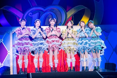 「遠くであがる花火 二人ならんで見てた」を披露する超ときめき♡宣伝部。