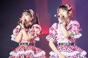 左から坂井仁香、小泉遥香。