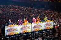 ロックオンフリータイム中にトロッコでパフォーマンスする超ときめき♡宣伝部。