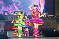 大阪城ホールの花道を歩く超ときめき♡宣伝部。