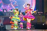 大阪城ホールの花道を歩く超ときめき♡宣伝部。