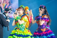 カメラに向かって歌う超ときめき♡宣伝部。