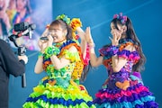 カメラに向かって歌う超ときめき♡宣伝部。