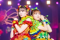 左から坂井仁香、吉川ひより。