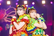 左から坂井仁香、吉川ひより。