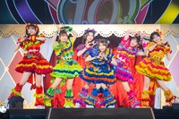 「世界でいちばんアイドル」を披露する超ときめき♡宣伝部。