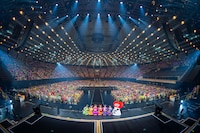 大阪城ホールの客席をバックに記念撮影する超ときめき♡宣伝部。