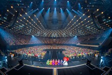 大阪城ホールの客席をバックに記念撮影する超ときめき♡宣伝部。