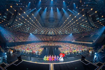 大阪城ホールの客席をバックに記念撮影する超ときめき♡宣伝部。