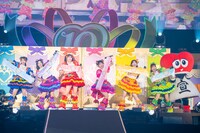 タオルを広げる超ときめき♡宣伝部。