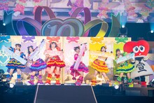 タオルを広げる超ときめき♡宣伝部。