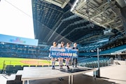 超ときめき♡宣伝部の辻野かなみ、坂井仁香、小泉遥香、ファイターズスポーツ&エンターテイメントの小村勝代表取締役社長。