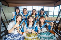 ファイターズガールと記念撮影する杏ジュリア、菅田愛貴、吉川ひより。