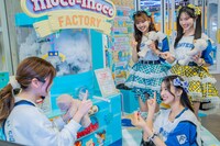 オリジナルテディベア作りを体験する杏ジュリア、菅田愛貴、吉川ひより。