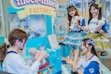 オリジナルテディベア作りを体験する杏ジュリア、菅田愛貴、吉川ひより。