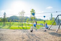 北海道ボールパークFビレッジでアスレチックを楽しむ菅田愛貴と杏ジュリア。