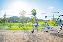 北海道ボールパークFビレッジでアスレチックを楽しむ菅田愛貴と杏ジュリア。