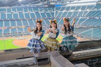 エスコンフィールドHOKKAIDOの温泉施設で踊る杏ジュリア、菅田愛貴、吉川ひより。