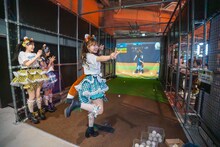 エスコンフィールドHOKKAIDOの野球アミューズメントエリアでピッチングに挑戦する吉川ひより。