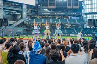 北海道ボールパークFビレッジ「スタッフフェスティバル」に登場した杏ジュリア、菅田愛貴、吉川ひより。