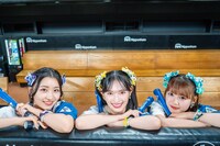 エスコンフィールドHOKKAIDOのベンチに座る杏ジュリア、菅田愛貴、吉川ひより。