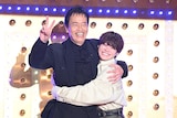 遠藤憲一に抱きつく大橋和也(なにわ男子)。©日本テレビ
