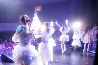 客席に手を振ってステージを去る東京のダンス。（撮影：ヨシモリユウナ）