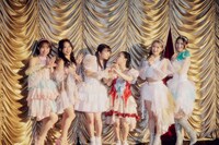 新婚の新井ひとみと日向ハル（中央2人）。（撮影：ヨシモリユウナ）