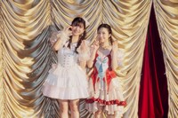 新婚の新井ひとみと日向ハル。（撮影：ヨシモリユウナ）