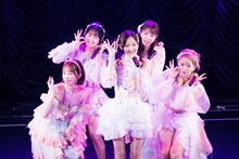 フィロソフィーのダンス「ファイナル・アンサー」でコラボする佐藤まりあ、香山ななこ、山邊未夢、木葭のの、中江友梨。（撮影：ヨシモリユウナ）