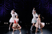 東京女子流「kissはあげない」でコラボする新井ひとみ、日向ハル、庄司芽生、奥津マリリ。（撮影：ヨシモリユウナ）