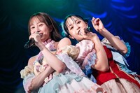 カメラ目線の佐藤まりあ（左）と日向ハル（右）。