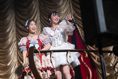 腕を組んでバルコニーに登場した新郎新婦の日向ハルと新井ひとみ。