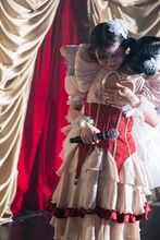 “結婚式”で抱き合う新井ひとみと日向ハル。