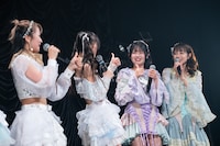 心配だったコラボがうまくいったと喜ぶ香山ななこ（右から2番目）を持ち帰りたい山邊未夢（左から2番目）。