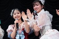 指輪をアピールする日向ハル（左）と新井ひとみ（右）。