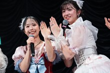 指輪をアピールする日向ハル（左）と新井ひとみ（右）。