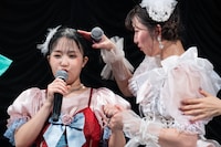 新井ひとみ（右）と離れたくないと駄々をこねる日向ハル（左）。