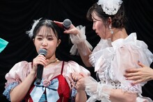 新井ひとみ（右）と離れたくないと駄々をこねる日向ハル（左）。