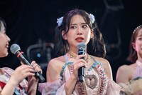 涙を我慢してすごい表情になる奥津マリリ。