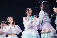 ステージ上で交流する東京女子流とフィロソフィーのダンス。