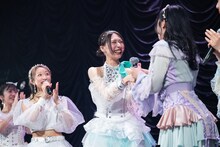 ステージ上で交流する東京女子流とフィロソフィーのダンス。