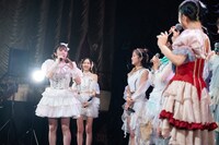 ステージ裏で指輪を返却したことについて弁明し、「（指輪を）置いたくらいでそんなに言わないでほしいです」と語りかける新井ひとみ。