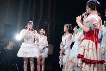 ステージ裏で指輪を返却したことについて弁明し、「（指輪を）置いたくらいでそんなに言わないでほしいです」と語りかける新井ひとみ。