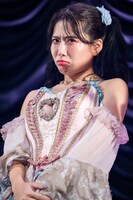 涙をこらえる奥津マリリ。