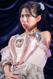 涙をこらえる奥津マリリ。