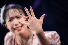 結婚指輪をアピールする日向ハル。