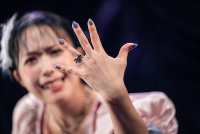 結婚指輪をアピールする日向ハル。